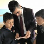 ogrencilerimize-40-ayet-ve-40-hadis-kartelasi-dagittik (5)