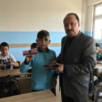 ogrencilerimize-40-ayet-ve-40-hadis-kartelasi-dagittik (8)